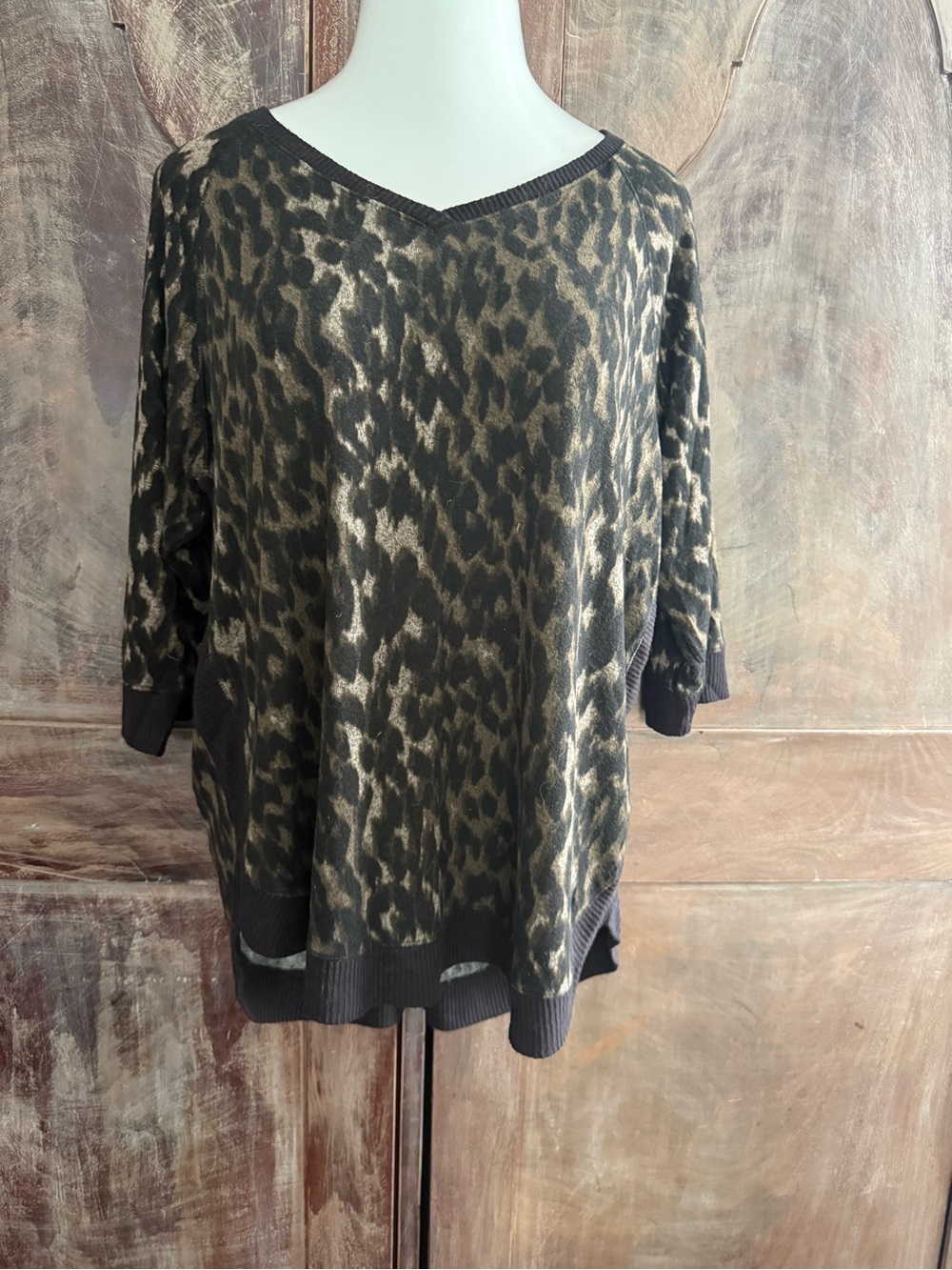 Maurices Women's Leopard V-Neck Pullover - Black & Tan